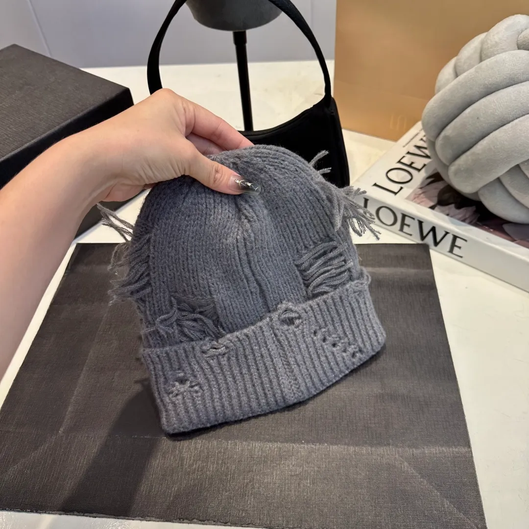 P60 Crow Heart Autumn and Winter Wool Knitted Beanie This must be the favorite of minimalism. It is clean, neat, fashionable and versatile, and will definitely not be picky about your face shape! A fashionable classic that lasts forever! Fashionable black and white can be purchased together
